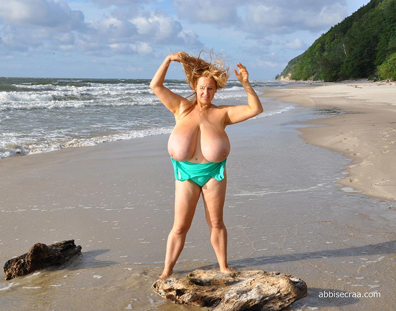 Busty beauty Abbi Secraa and the beach - The Boobs Blog ðŸ‘€